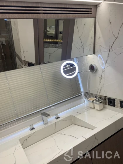 Galeon 680 Fly - Yacht Charter Sailica