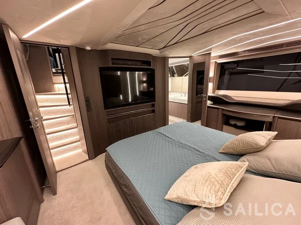 Galeon 680 Fly - Yacht Charter Sailica