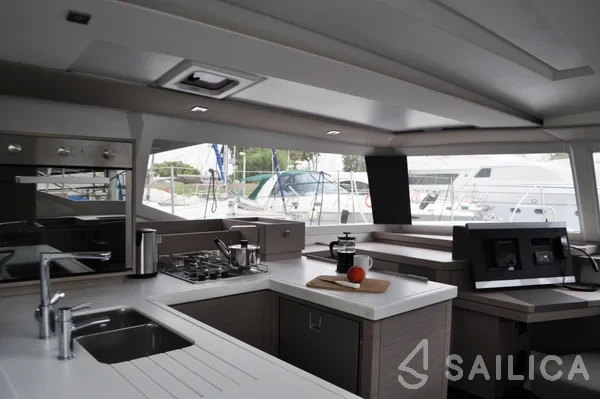 Astréa 42 - Yacht Charter Sailica