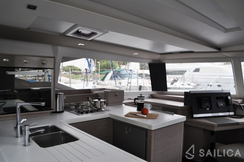 Astréa 42 - Yacht Charter Sailica