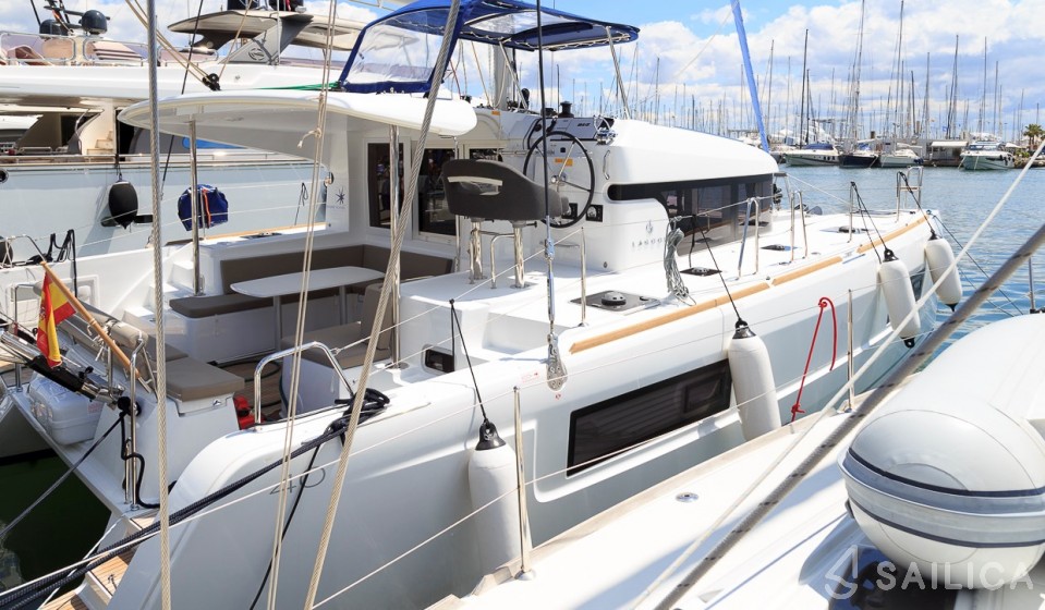 Lagoon 40 - Yacht Charter Sailica