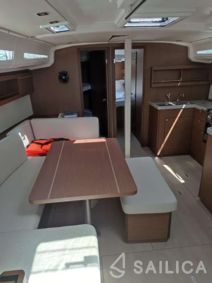 Oceanis 40.1 - Yacht Charter Sailica