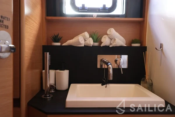 Nautitech 46 Fly - Yacht Charter Sailica