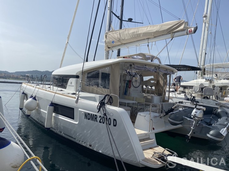 Lagoon 40 - Yacht Charter Sailica