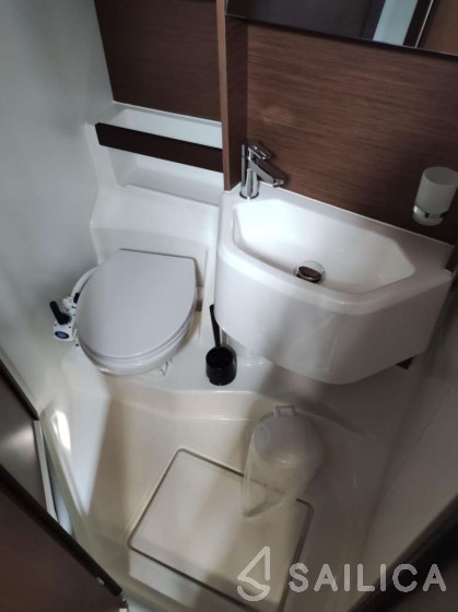 Oceanis 51.1 - Yacht Charter Sailica