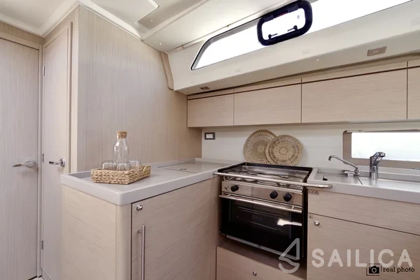 Oceanis 51.1 - Yacht Charter Sailica