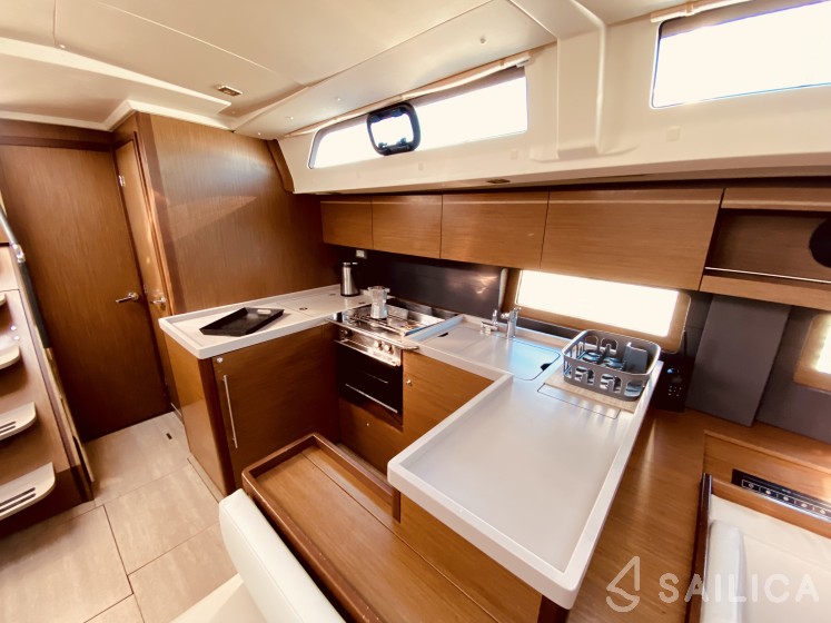 Oceanis 51.1 - Yacht Charter Sailica