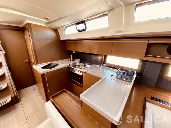 Oceanis 51.1 - Yacht Charter Sailica