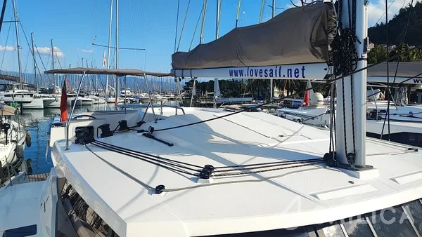 Astréa 42 - Yacht Charter Sailica