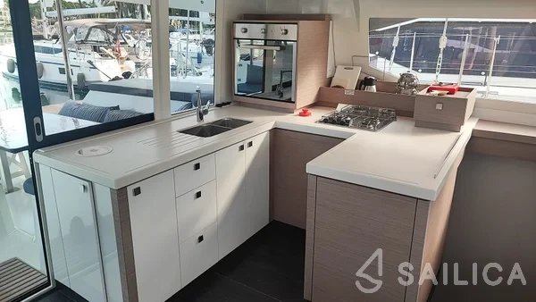 Astréa 42 - Yacht Charter Sailica
