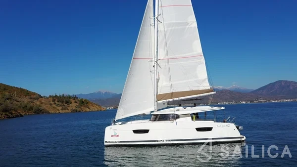 Astréa 42 - Yacht Charter Sailica