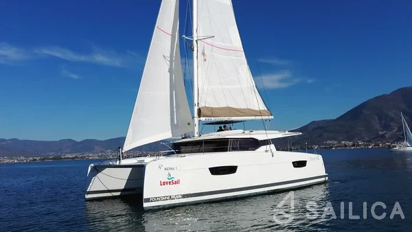 Astréa 42 - Yacht Charter Sailica