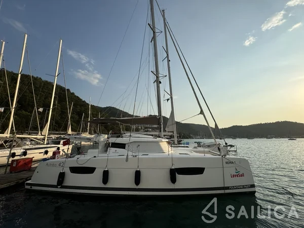 Astréa 42 - Yacht Charter Sailica