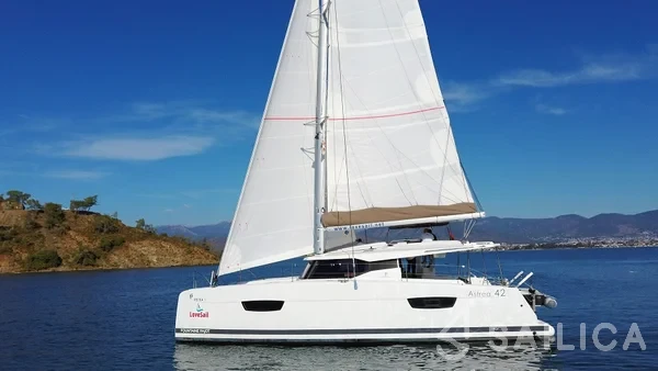 Astréa 42 - Yacht Charter Sailica