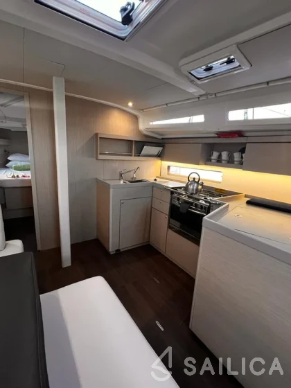 Oceanis 40.1 - Yacht Charter Sailica