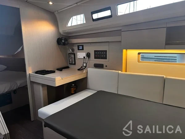 Oceanis 40.1 - Yacht Charter Sailica