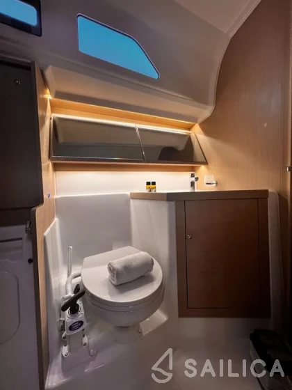 Oceanis 40.1 - Yacht Charter Sailica