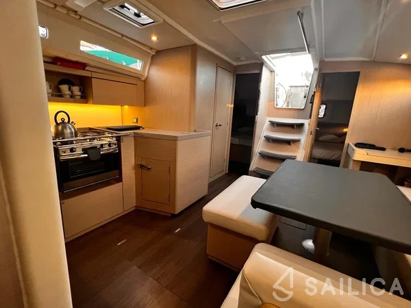Oceanis 40.1 - Yacht Charter Sailica