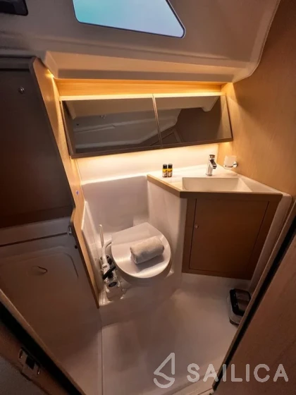Oceanis 40.1 - Yacht Charter Sailica