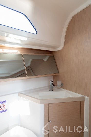 Oceanis 40.1 - Yacht Charter Sailica