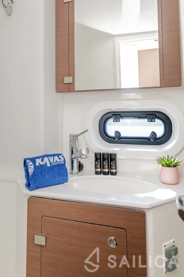 Bali 4.2 - Yacht Charter Sailica