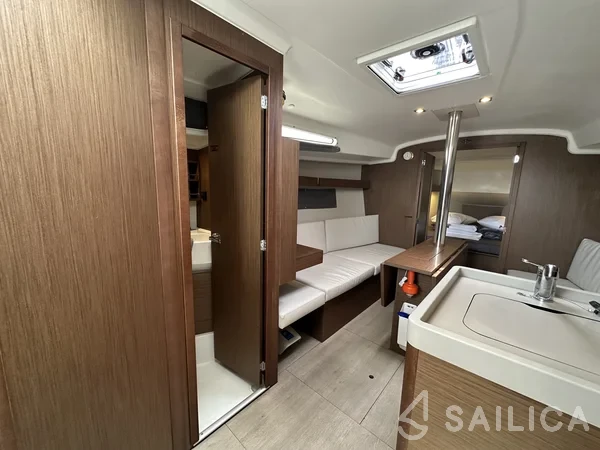 Oceanis 34.1 - Yacht Charter Sailica