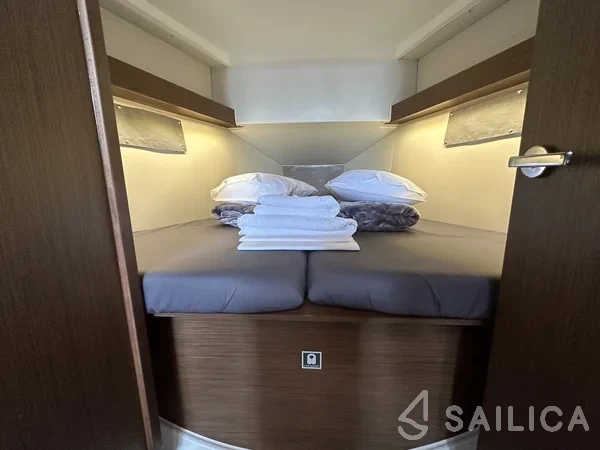 Oceanis 34.1 - Yacht Charter Sailica