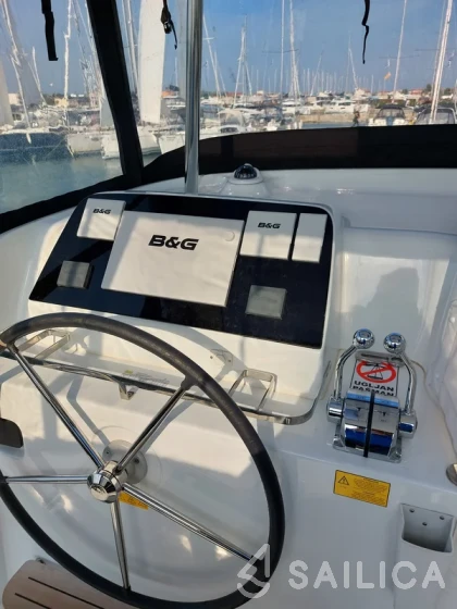Lagoon 42 - Yacht Charter Sailica