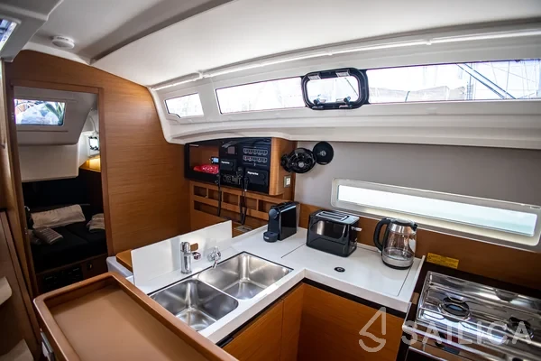 Sun Odyssey 410 - Yacht Charter Sailica