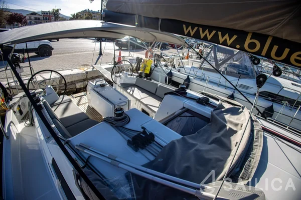 Sun Odyssey 410 - Yacht Charter Sailica