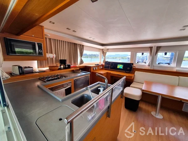 Lagoon 450  Flybridge - Yacht Charter Sailica
