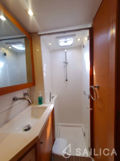 Lagoon 450  Flybridge - Yacht Charter Sailica