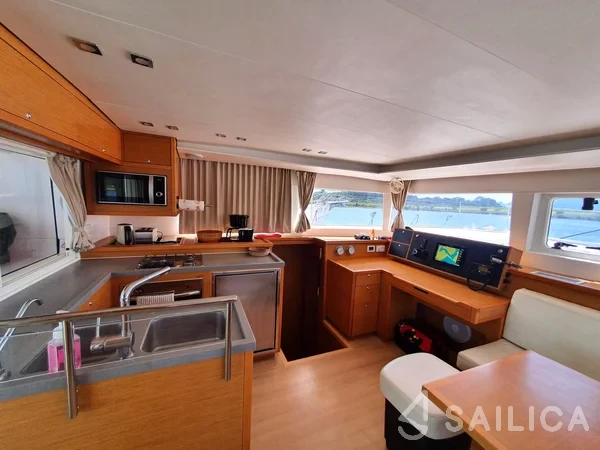 Lagoon 450  Flybridge - Yacht Charter Sailica