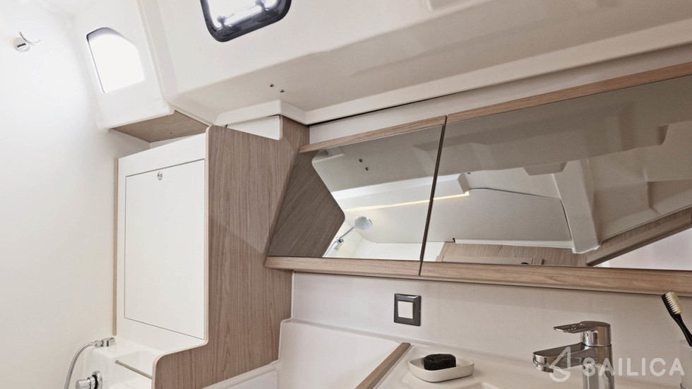 Oceanis 46 - Yacht Charter Sailica