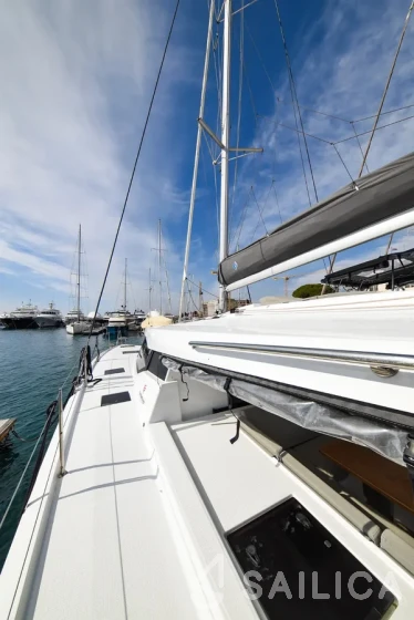 Astréa 42 - Yacht Charter Sailica