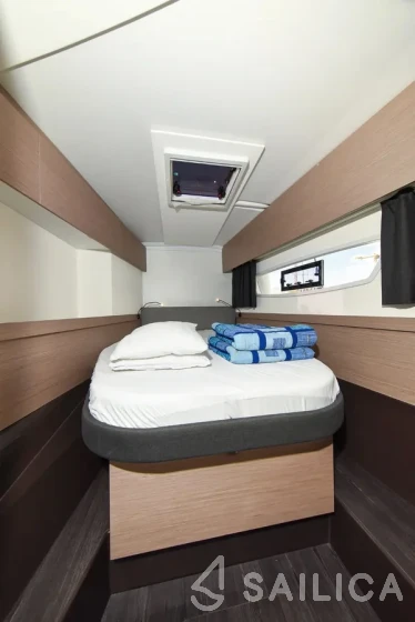 Astréa 42 - Yacht Charter Sailica