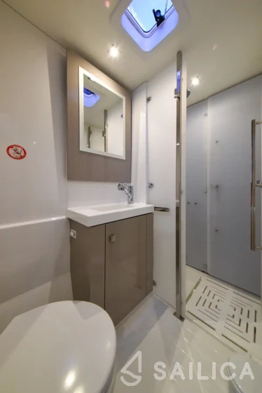 Astréa 42 - Yacht Charter Sailica