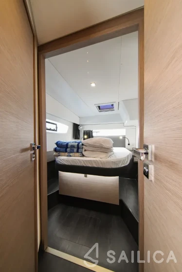 Astréa 42 - Yacht Charter Sailica