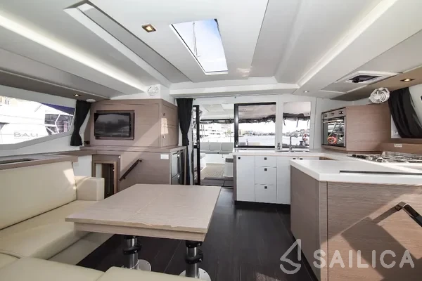 Astréa 42 - Yacht Charter Sailica