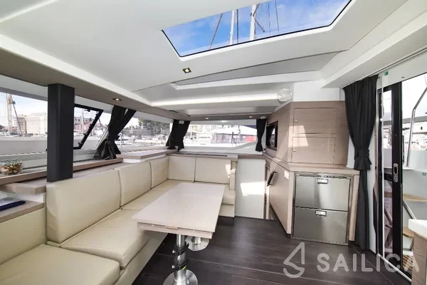 Astréa 42 - Yacht Charter Sailica