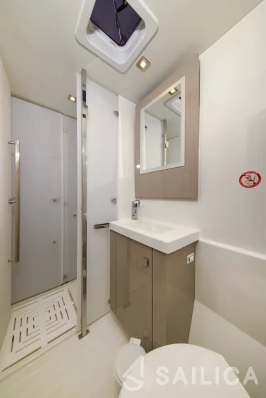 Astréa 42 - Yacht Charter Sailica