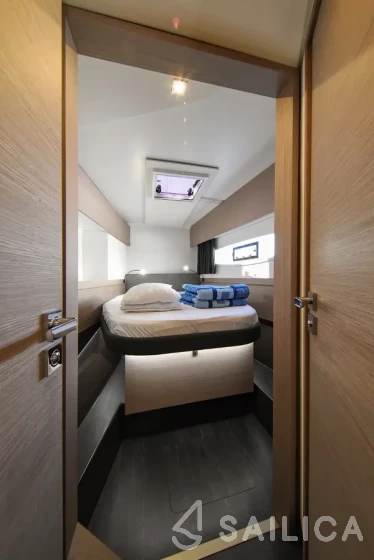 Astréa 42 - Yacht Charter Sailica