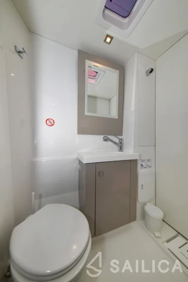 Astréa 42 - Yacht Charter Sailica