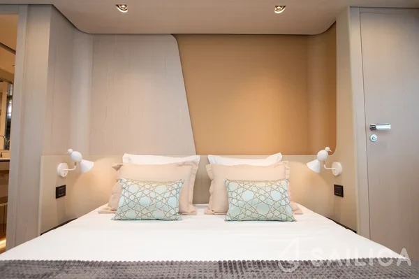 Azimut 78 - Yacht Charter Sailica