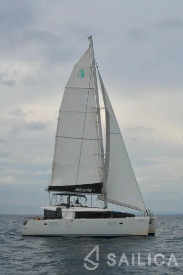 Lagoon 450  Flybridge - Yacht Charter Sailica