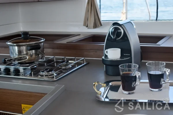 Lagoon 450  Flybridge - Yacht Charter Sailica