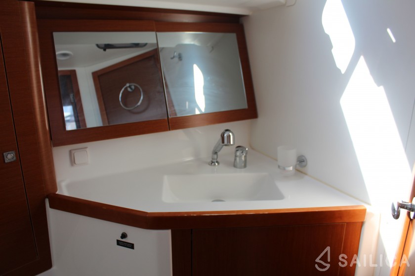 Oceanis 45 - Yacht Charter Sailica