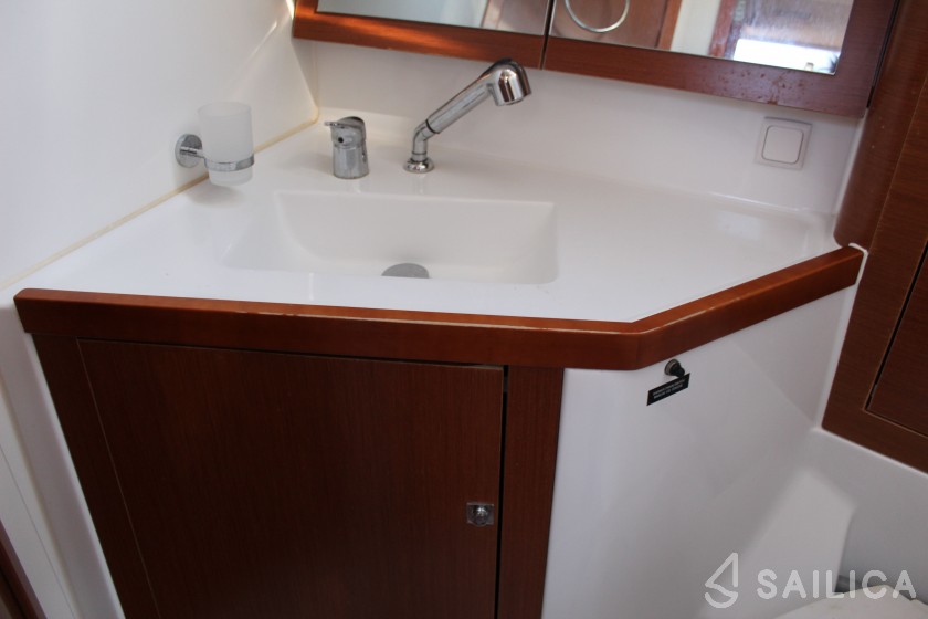 Oceanis 45 - Yacht Charter Sailica