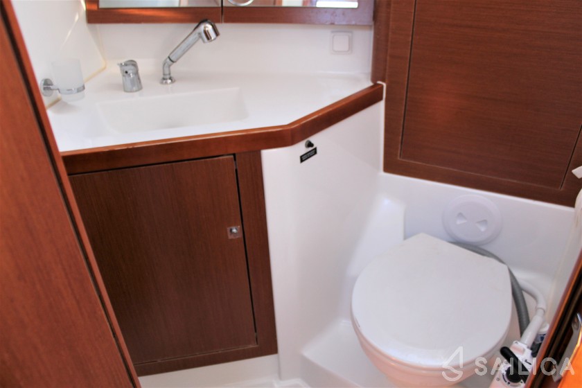 Oceanis 45 - Yacht Charter Sailica