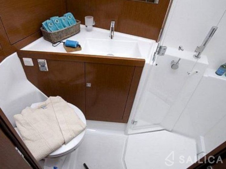 Oceanis 45 - Yacht Charter Sailica